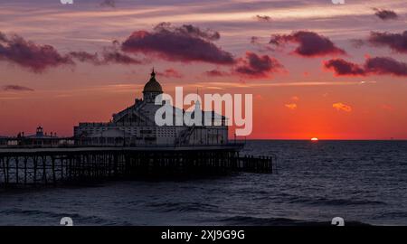 Jetée d'Eastbourne au lever du soleil, construite dans les années 1870 et classée Grade II*, Eastbourne, East Sussex, Angleterre, Royaume-Uni, Europe Copyri Banque D'Images