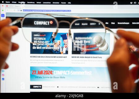 17 juillet 2024 : le site Web de Compact Magazine, interdit par Nancy Faeser, est toujours accessible via les archives Wayback un jour après l'interdiction. Homme tenant des lunettes sur le logo Compact pour l'agrandir. POUR USAGE ÉDITORIAL EXCLUSIF *** Die Website vom von Nancy Faeser verbotene Compact Magazin ist einen Tag nach dem Verbot über das Wayback Archiv weiter aufrufbar. Mann hält eine brille zur vergrößerung über das logo von Compact. NUR ZUR REDAKTIONELLEN VERWENDUNG Banque D'Images