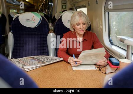 Nadine Dorries députée conservatrice jusqu'en 2023 photographiée dans un train pour sa ville natale de Liverpool. Banque D'Images