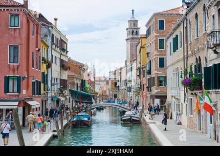 La Fondamenta Del Squero, le Ponte dei Pugni avec l'église de Santa Maria Dei Carmini en arrière-plan, Venise, site du patrimoine mondial de l'UNESCO, Venet Banque D'Images