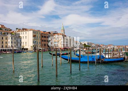 Vue sur le Grand canal de Punta della Dogana vers le Palazzo Ducale et la Piazza San Marco, Venise, site du patrimoine mondial de l'UNESCO, Vénétie, Italie Banque D'Images