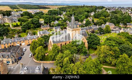 Dornoch Sutherland Écosse la cathédrale entourée d'arbres en été Banque D'Images