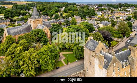 Dornoch Sutherland Écosse vue sur le Castle Hotel jusqu'à la cathédrale et Castle Street en été Banque D'Images