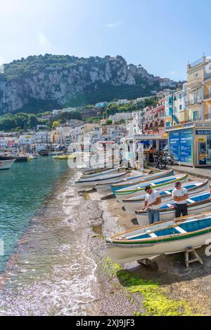 Vue de bateaux à Marina Grande surplombée par Capri Town en arrière-plan, île de Capri, baie de Naples, Campanie, Italie, Méditerranée, Europe Copyri Banque D'Images