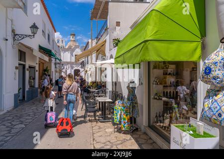 Vue des magasins, cafés et église Sainte-Sophie, Anacapri, île de Capri, Campanie, Italie, Méditerranée, Europe Copyright : FrankxFell 844-34975 Edito Banque D'Images