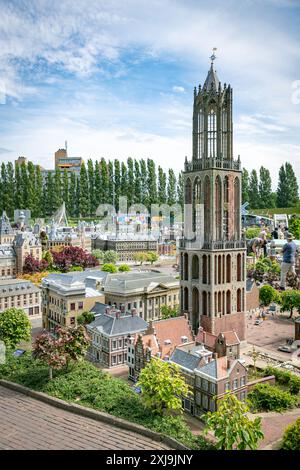 Den haque, hollande, 9-07-2024:,visiteurs appréciant les répliques des célèbres bâtiments hollandais comme une attraction touristique dans les bâtiments du parc Madurodam de tous par Banque D'Images