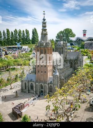 Den haque, hollande, 9-07-2024:,visiteurs appréciant les répliques des célèbres bâtiments hollandais comme une attraction touristique dans les bâtiments du parc Madurodam de tous par Banque D'Images