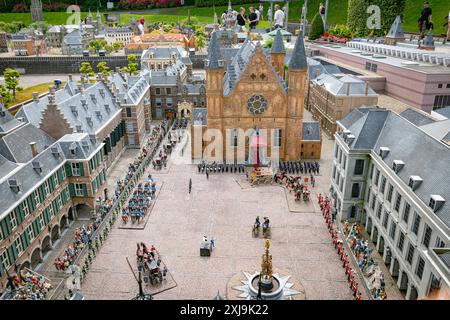 Den haque, hollande, 9-07-2024:,visiteurs appréciant les répliques des célèbres bâtiments hollandais comme une attraction touristique dans les bâtiments du parc Madurodam de tous par Banque D'Images