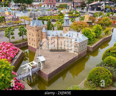 Den haque, hollande, 9-07-2024:,visiteurs appréciant les répliques des célèbres bâtiments hollandais comme une attraction touristique dans les bâtiments du parc Madurodam de tous par Banque D'Images