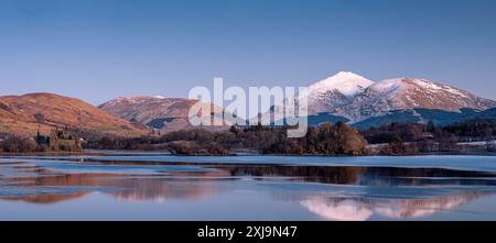 Ben lui et Kilchurn Castle Across Loch Awe, Loch Awe, Argyll and Bute, Scottish Highlands, Écosse, Royaume-Uni, Europe Copyright : AlanxNovelli 1 Banque D'Images