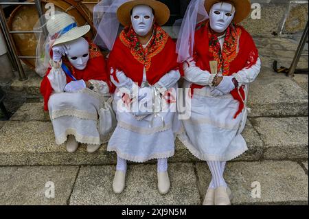 Les Madamitas de Entrimo, originaires de la petite ville d'Entrimo en Galice, font partie intégrante des célébrations Entroido (Carnaval) de la région. Originaires du XVIIIe siècle, ces figures représentent l’élégance et la grâce des femmes locales de cette époque. Vêtues de costumes élaborés et colorés ornés de dentelle, de rubans et de motifs floraux, les Madamitas symbolisent le patrimoine culturel et l’esprit festif d’Entrimo, donnant vie à l’histoire et à la tradition dans cette joyeuse célébration. Banque D'Images