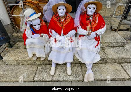 Les Madamitas de Entrimo, originaires de la petite ville d'Entrimo en Galice, font partie intégrante des célébrations Entroido (Carnaval) de la région. Originaires du XVIIIe siècle, ces figures représentent l’élégance et la grâce des femmes locales de cette époque. Vêtues de costumes élaborés et colorés ornés de dentelle, de rubans et de motifs floraux, les Madamitas symbolisent le patrimoine culturel et l’esprit festif d’Entrimo, donnant vie à l’histoire et à la tradition dans cette joyeuse célébration. Banque D'Images