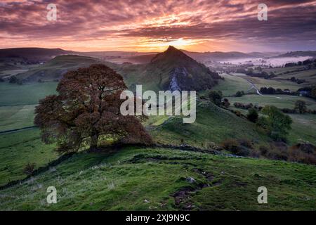 Parkhouse Hill au lever du soleil de Chrome Hill, près de Longnor, Peak District National Park, Derbyshire, Angleterre, Royaume-Uni, Europe Copyright : AlanxNov Banque D'Images