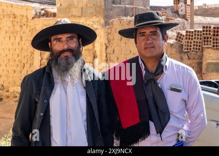 Deux gauchos dans leurs tenues traditionnelles, dont le poncho rouge Salteño, à Cachi, en Argentine. Banque D'Images