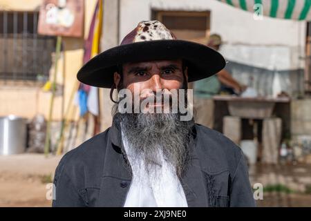 Un gaucho barbu dans sa tenue traditionnelle à Cachi, en Argentine. Banque D'Images