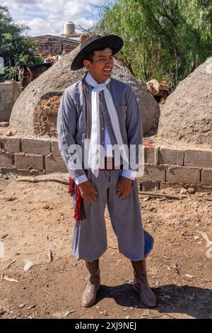 Un jeune gaucho dans sa tenue traditionnelle, y compris le pantalon bombacha, à Cachi, en Argentine. Banque D'Images