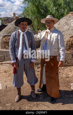 Deux jeunes gauchos dans leurs tenues traditionnelles, dont le pantalon bombacha, à Cachi, en Argentine. Banque D'Images