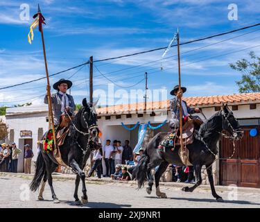 Deux gauchos féminines en robe traditionnelle montent à cheval dans un défilé à Cachi, Argentine. Traditionnellement appelé une «chine», qui est un Quech indigène Banque D'Images