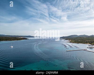 Vue aérienne sur la baie de Sant'Amanza et la mer Méditerranée depuis la plage de Gandina sur la côte sud-est de l'île de Corse Banque D'Images