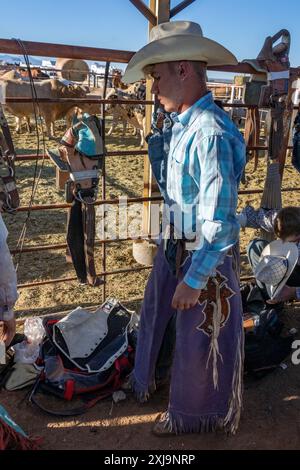 Un cow-boy de rodéo nu se préparant pour sa balade dans un rodéo dans une petite ville de l'Utah rural. Banque D'Images