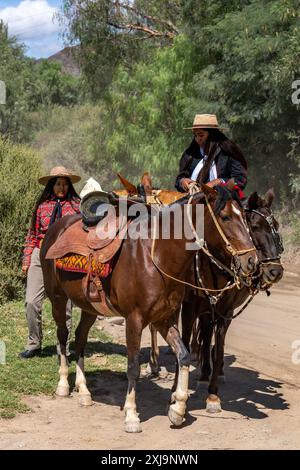 Deux gauchos féminines en robe traditionnelle à Cachi, Argentine. Une femme gaucho était traditionnellement appelée « chine », un mot indigène quechua signifiant « Banque D'Images