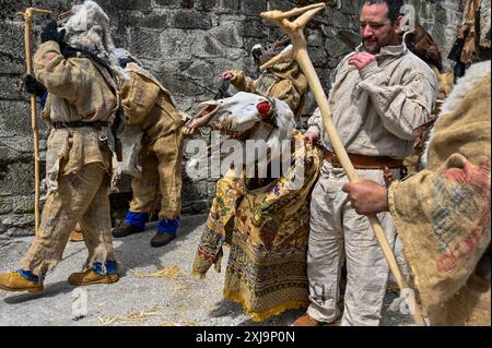 Dans la célébration Toros y Guirrios de Velilla de la Reina, León, Espagne, un père et sa fille portent fièrement la tenue saisissante de Zamarrón. Leurs masques élaborés, leurs couleurs vives et leurs rubans fluides soulignent l'esprit festif et le profond patrimoine culturel de la région. Cette belle scène illustre l’importance de transmettre les traditions aux générations futures, faisant de la célébration un spectacle captivant. Banque D'Images