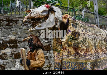 Dans la célébration Toros y Guirrios de Velilla de la Reina, León, Espagne, un père et sa fille portent fièrement la tenue saisissante de Zamarrón. Leurs masques élaborés, leurs couleurs vives et leurs rubans fluides soulignent l'esprit festif et le profond patrimoine culturel de la région. Cette belle scène illustre l’importance de transmettre les traditions aux générations futures, faisant de la célébration un spectacle captivant. Banque D'Images