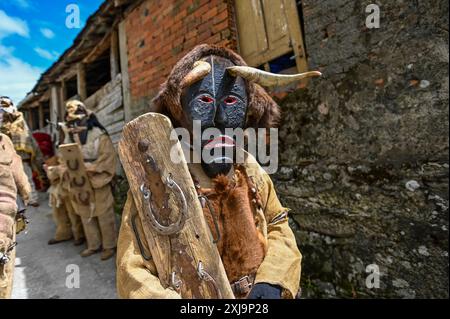 Dans la célébration Toros y Guirrios de Velilla de la Reina, León, Espagne, un père et sa fille portent fièrement la tenue saisissante de Zamarrón. Leurs masques élaborés, leurs couleurs vives et leurs rubans fluides soulignent l'esprit festif et le profond patrimoine culturel de la région. Cette belle scène illustre l’importance de transmettre les traditions aux générations futures, faisant de la célébration un spectacle captivant. Banque D'Images