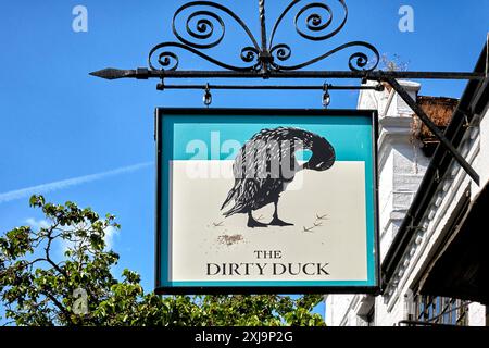 Le panneau de pub Dirty Duck, également connu sous le nom de Black Swan public House, Stratford upon Avon, Angleterre, Royaume-Uni, Banque D'Images