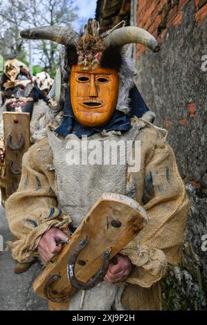 Dans la célébration Toros y Guirrios de Velilla de la Reina, León, Espagne, un père et sa fille portent fièrement la tenue saisissante de Zamarrón. Leurs masques élaborés, leurs couleurs vives et leurs rubans fluides soulignent l'esprit festif et le profond patrimoine culturel de la région. Cette belle scène illustre l’importance de transmettre les traditions aux générations futures, faisant de la célébration un spectacle captivant. Banque D'Images