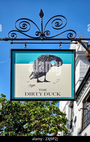 Le panneau de pub Dirty Duck, également connu sous le nom de Black Swan public House, Stratford upon Avon, Angleterre, Royaume-Uni, Banque D'Images