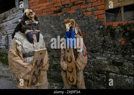 Dans la célébration Toros y Guirrios de Velilla de la Reina, León, Espagne, un père et sa fille portent fièrement la tenue saisissante de Zamarrón. Leurs masques élaborés, leurs couleurs vives et leurs rubans fluides soulignent l'esprit festif et le profond patrimoine culturel de la région. Cette belle scène illustre l’importance de transmettre les traditions aux générations futures, faisant de la célébration un spectacle captivant. Banque D'Images