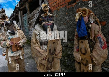 Dans la célébration Toros y Guirrios de Velilla de la Reina, León, Espagne, un père et sa fille portent fièrement la tenue saisissante de Zamarrón. Leurs masques élaborés, leurs couleurs vives et leurs rubans fluides soulignent l'esprit festif et le profond patrimoine culturel de la région. Cette belle scène illustre l’importance de transmettre les traditions aux générations futures, faisant de la célébration un spectacle captivant. Banque D'Images