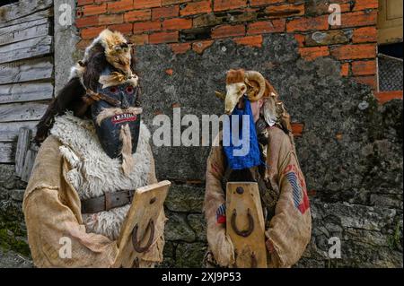 Dans la célébration Toros y Guirrios de Velilla de la Reina, León, Espagne, un père et sa fille portent fièrement la tenue saisissante de Zamarrón. Leurs masques élaborés, leurs couleurs vives et leurs rubans fluides soulignent l'esprit festif et le profond patrimoine culturel de la région. Cette belle scène illustre l’importance de transmettre les traditions aux générations futures, faisant de la célébration un spectacle captivant. Banque D'Images