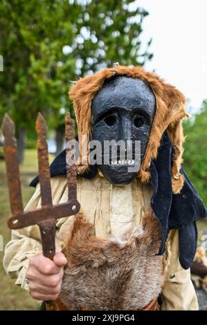 Dans la célébration Toros y Guirrios de Velilla de la Reina, León, Espagne, un père et sa fille portent fièrement la tenue saisissante de Zamarrón. Leurs masques élaborés, leurs couleurs vives et leurs rubans fluides soulignent l'esprit festif et le profond patrimoine culturel de la région. Cette belle scène illustre l’importance de transmettre les traditions aux générations futures, faisant de la célébration un spectacle captivant. Banque D'Images