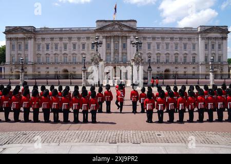 LE RÉGIMENT DE GARDES CORRECTEURS RETRANSMIS Welsh Guards s'alignent devant le palais de Buckingham en attendant le retour du roi Charles III et de la reine Camilla après l'ouverture du Parlement à la Chambre des lords au palais de Westminster. Date de la photo : mercredi 17 juillet 2024. Banque D'Images