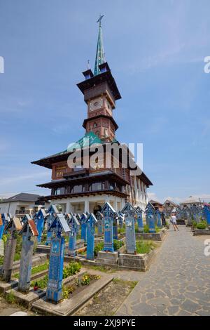 Sapanta Roumanie 14 juillet 2024. Le cimetière de Vesel est un cimetière situé à Săpânta, dans le comté de Maramureș, célèbre pour ses croix tombales aux couleurs vives et sa naïveté Banque D'Images