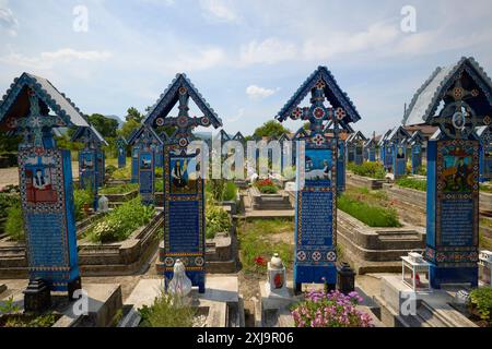 Sapanta Roumanie 14 juillet 2024. Le cimetière de Vesel est un cimetière situé à Săpânta, dans le comté de Maramureș, célèbre pour ses croix tombales aux couleurs vives et sa naïveté Banque D'Images