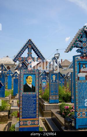 Sapanta Roumanie 14 juillet 2024. Le cimetière de Vesel est un cimetière situé à Săpânta, dans le comté de Maramureș, célèbre pour ses croix tombales aux couleurs vives et sa naïveté Banque D'Images