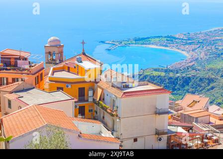 Vue sur le village de Castelmola et la côte ionienne, Castelmola, Taormina, Sicile, Italie, Méditerranée, Europe Copyright : MarcoxSimoni 718-2838 Banque D'Images