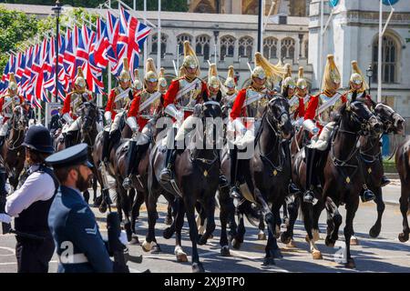 Londres, Royaume-Uni. 17 juillet 2024. Voyage du roi et de la reine au Parlement pour l'ouverture du Parlement par l'État, le roi Charles III a décrit les plans législatifs du gouvernement pour l'année à venir lors de l'ouverture du Parlement par l'État. Avec 1 421 mots de long, ce fut le plus long discours de monarque à l'ouverture d'un Parlement d'État en plus de 20 ans. C'est le premier gouvernement travailliste depuis 14 ans. Crédit : Karl Black/Alamy Live News Banque D'Images