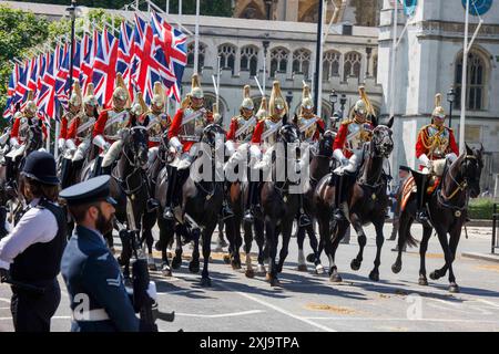 Londres, Royaume-Uni. 17 juillet 2024. Voyage du roi et de la reine au Parlement pour l'ouverture du Parlement par l'État, le roi Charles III a décrit les plans législatifs du gouvernement pour l'année à venir lors de l'ouverture du Parlement par l'État. Avec 1 421 mots de long, ce fut le plus long discours de monarque à l'ouverture d'un Parlement d'État en plus de 20 ans. C'est le premier gouvernement travailliste depuis 14 ans. Crédit : Karl Black/Alamy Live News Banque D'Images