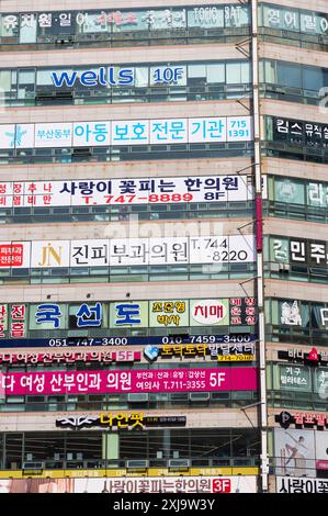 Signes commerciaux sur le bâtiment, Busan, Corée du Sud, Asie Copyright : IanxTrower 800-4138 Banque D'Images
