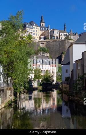 Europe, Luxembourg, Luxembourg ville, Grund, maisons anciennes à côté de la rivière Alzette depuis Pont du Grund (le pont de Grund) Banque D'Images