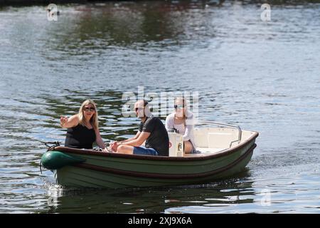 Les gens naviguent le long de la rivière à Stratford-upon-Avon. Certaines parties du Royaume-Uni sont sur le point de connaître une mini vague de chaleur avec des températures atteignant 30C. Le temps chaud vient après des chiffres de précipitations bien au-dessus de la moyenne dans la première moitié du mois, y compris un avertissement météo pour la pluie mardi soir. Date de la photo : mercredi 17 juillet 2024. Banque D'Images