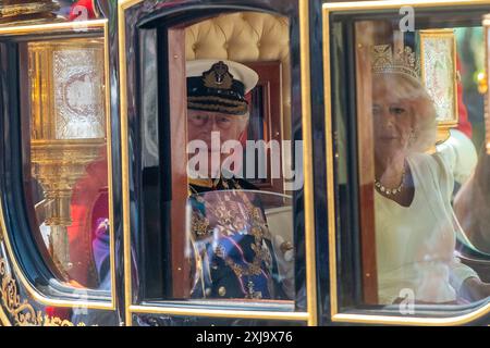 Londres, Royaume-Uni. 17 juillet 2024. Le roi Charles et la reine Camilla passent dans le transport d'État en route pour Buckingham Palace après l'ouverture du Parlement. Credit : Stephen Chung / Alamy Live News Banque D'Images