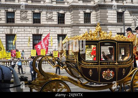 Les anti-royalistes bordent la route de Whitehall avec des banderoles et des pancartes disant «pas mon roi» et travailliste pour Une république» alors que le roi Charles et la reine Camilla passent sur leur chemin à l'ouverture du Parlement. Londres, Royaume-Uni. 17 juillet 2024. Banque D'Images