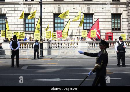 Les anti-royalistes bordent la route de Whitehall avec des banderoles et des pancartes disant «pas mon roi» et travailliste pour Une république» devant le roi Charles et la reine Camilla assistant à l'ouverture du Parlement. Londres, Royaume-Uni. 17 juillet 2024. Banque D'Images