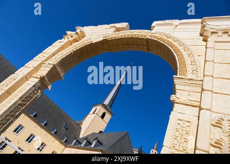 Europe, Luxembourg, Luxembourg ville, église Saint-Jean de Grund et centre culturel Neimënster encadrés par la reproduction de l'ancienne Archway en pierre Banque D'Images