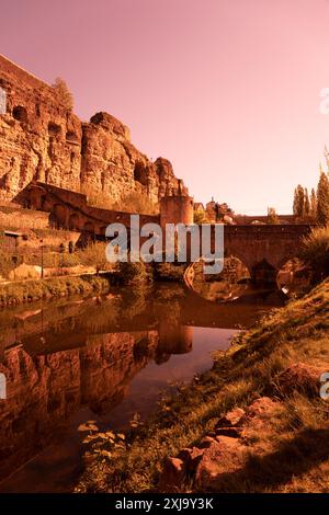 Europe, Luxembourg, Luxembourg, l'ancien pont Stierchen sur la rivière Alzette, en contrebas des fortifications des Casemates du Bock à Dawn Banque D'Images